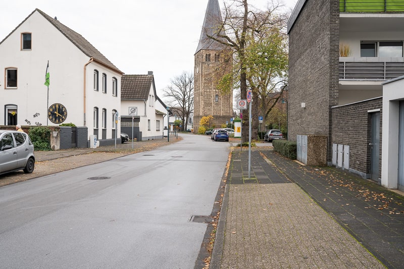 Ansicht der Wolfhagener Straße mit Blick auf die Kirche
